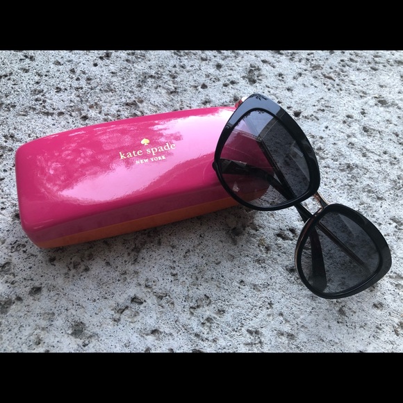 kate spadeサングラスHELLO SUNSHINEブラック/レッドケース kate spadeサングラスHELLO SUNSHINEブラック/レッドケース